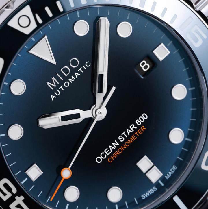 面盘时标、秒针针尖造型都与上一代不同，另外6点方向的文字也进行调整，让手表看起来更俐落