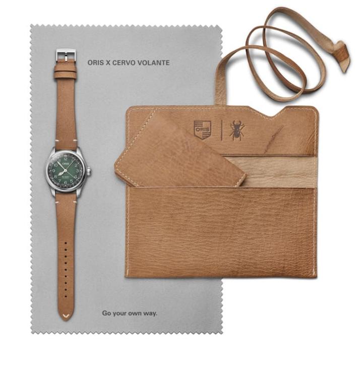 Big CrownXCervo Volante手表的表带、旅行表袋和卡片夹都由Cervo Volante的永续鹿皮制成。