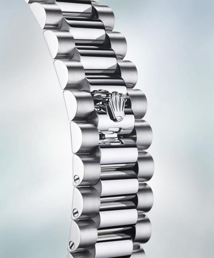 手表采用系列经典的元首型表带，其以铂金材质制成，高贵优雅个性令人一见倾心。