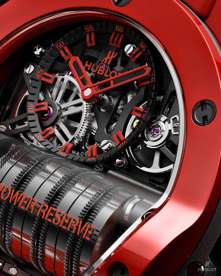 Big Bang MP-11魔力红陶瓷手表搭载结构特殊又复杂的HUB9011机芯，其具有7个串连的滚筒式发条盒，形成特殊的视觉效果