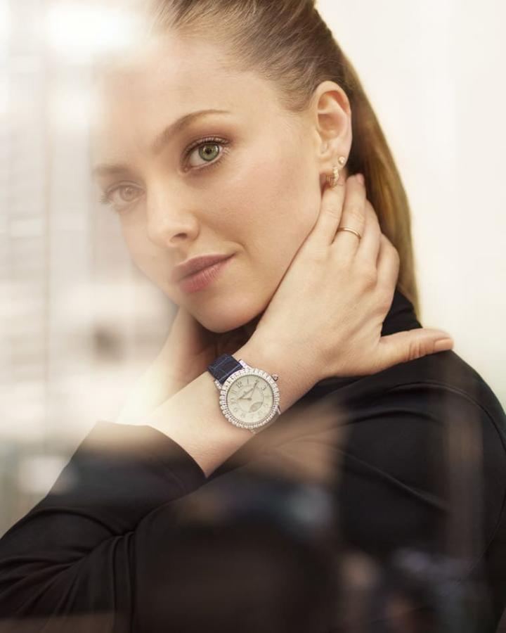 积家品牌之友Amanda Seyfried近期在纽约著名摄影师Alique掌镜下佩戴约会系列日夜显示珠宝表拍摄照片。