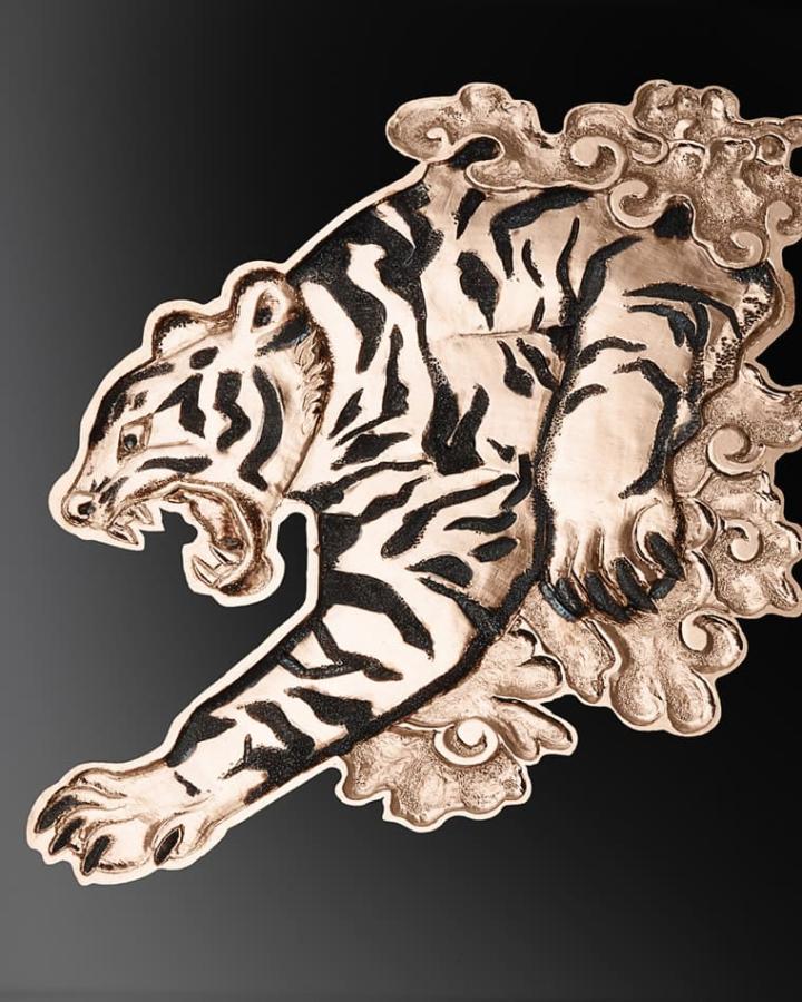 老虎金雕的皮毛经抛光润饰，并设有磨砂处理的镀铑条纹，可捕捉并折射光线，强化整体的立体感。