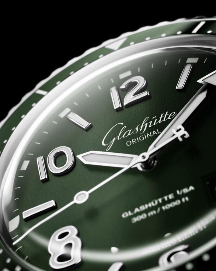 绿色面盘搭配陶瓷表圈，再加上大日期显示，手表一方面符合近年市场喜欢的热门色调，同时也保有设计上的独特性。
