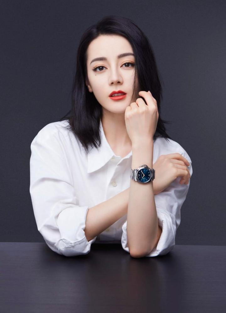 中国人气女星迪丽热巴接下沛纳海首位女性代言人重任，她佩戴表径38mm的Piccolo Due系列手表展现独立中性风格